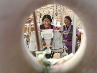 四川理塘：“世界高城”非遗“妮热”销往10多个国家