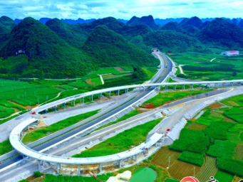 罗鹿高速平山南互通防撞护栏浇筑完成