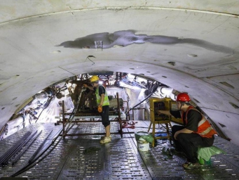 穗莞深城际顺利下穿前海复杂地质带