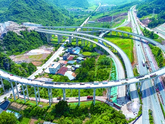 重点工程建设忙争分夺秒加油干