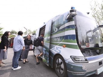 “聪明车”开上“智慧路” 北京无人车“驶”向全球