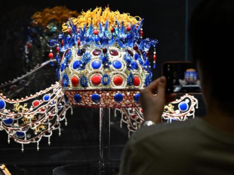 Zibo glass art exhibition opens in Beijing