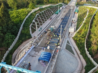 总体工程进度完成近7成，成达万高铁进入无砟轨道施工阶段