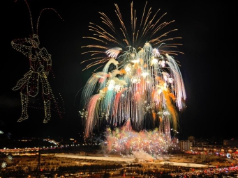 Drone show integrated with pyrotechnic displays creates spectacular nightscape