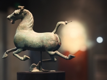“侧颜美学”加持 一尊铜马何以体现民族融合