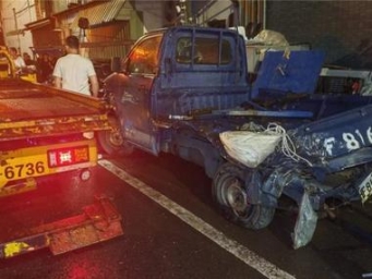 台军演习城镇战出糗：炮车连撞烂4辆民车