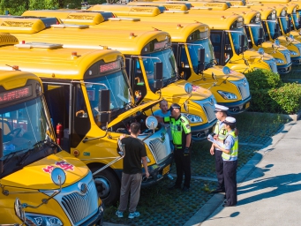 安徽芜湖：校车“体检”迎开学